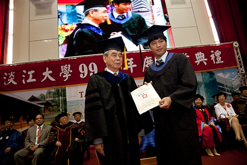 淡水校園舉行99學年度畢業典禮。