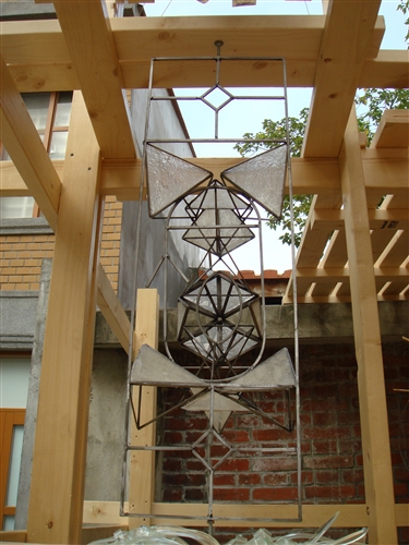 建築系師生在「URS127公店」以古物創作「視牆」，留下迪化街的歷史印記。