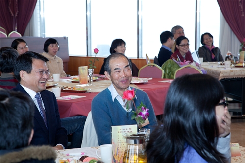 感謝與祝福，本校舉行99學年度第1學期榮退同仁歡送茶會。