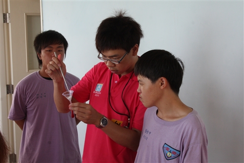 全國首部由本校化學系打造的「行動化學館」巡迴車前進澎湖島。