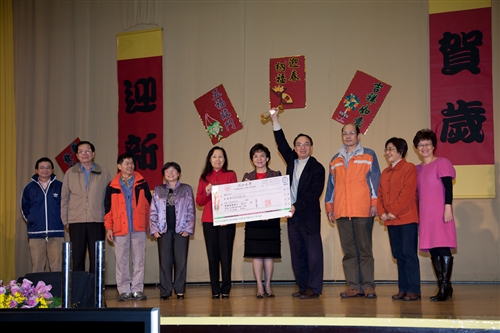 High到最高點：本校99年度歲末聯歡會在淡水校園熱鬧登場。