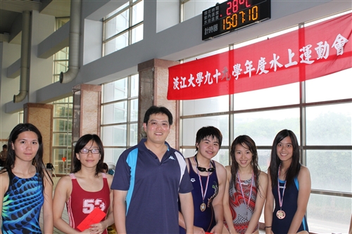 體育室舉辦「99學年度水上運動會」。