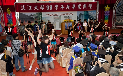 淡水校園舉行99學年度畢業典禮。