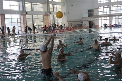 體育室舉辦「99學年度水上運動會」。