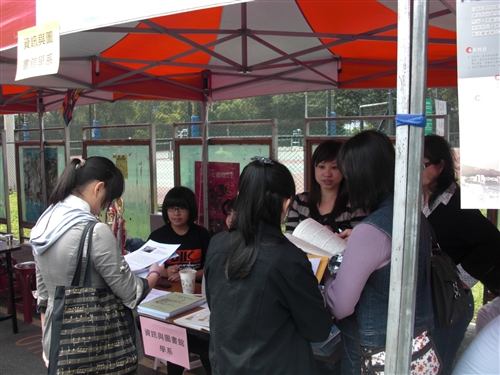 教務處舉辦首屆「2011大學甄選入學學系博覽會」，全方位服務考生。