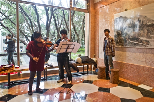 外語大樓「藝術走廊」揭幕。