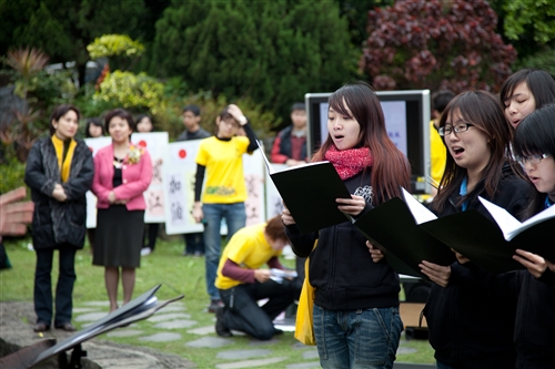 「日本甘巴嗲，淡江愛很大！」本校舉行關懷日本震災祝福音樂會。