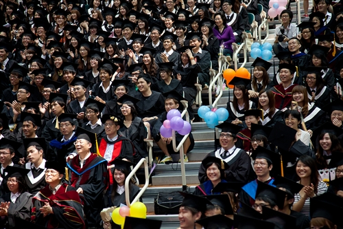 淡水校園舉行99學年度畢業典禮。