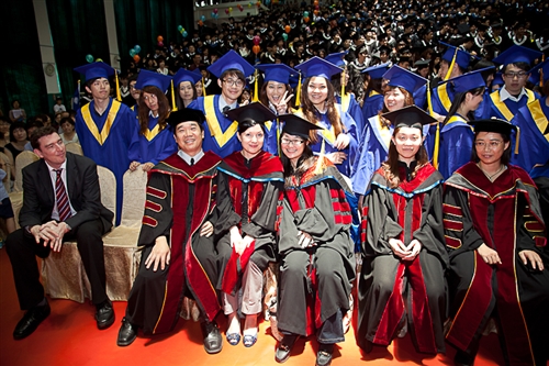 淡水校園舉行99學年度畢業典禮。