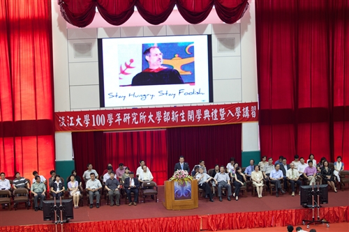 新淡江人登克難坡，100學年度新生開學典禮暨入學講習於淡水校園舉行。