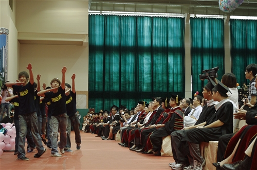 淡水校園舉行99學年度畢業典禮。