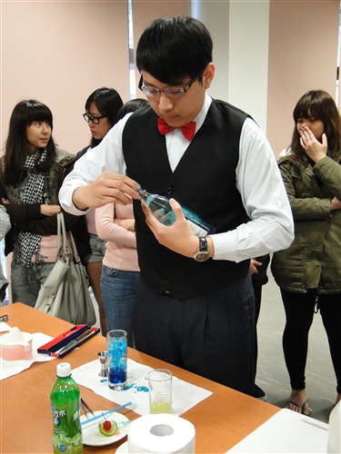 首屆旅遊與旅館管理學系飲品調製秀，展現專業水準。