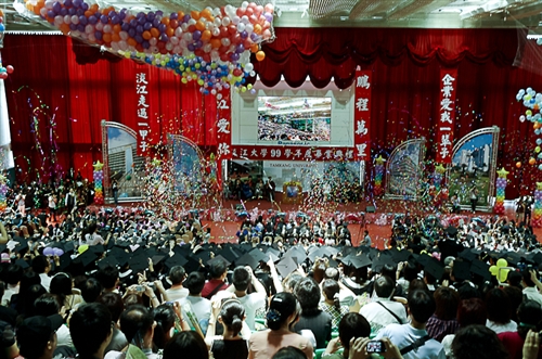 淡水校園舉行99學年度畢業典禮。