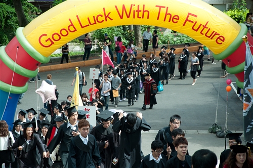 淡水校園舉行99學年度畢業典禮。