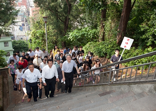 新淡江人登克難坡，100學年度新生開學典禮暨入學講習於淡水校園舉行。