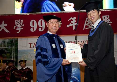 淡水校園舉行99學年度畢業典禮。