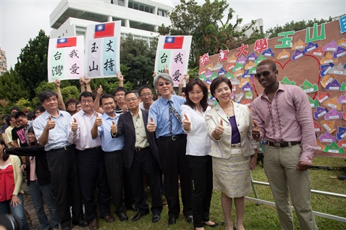 力挺玉山！！！全校師生總動員。