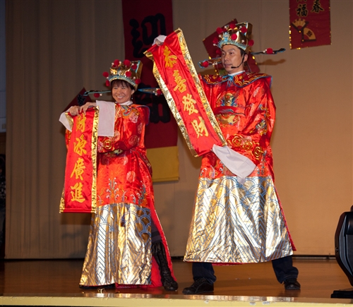 High到最高點：本校99年度歲末聯歡會在淡水校園熱鬧登場。