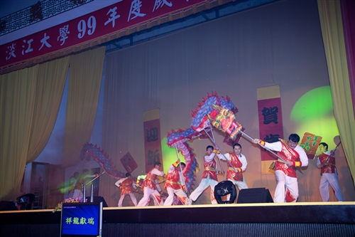 High到最高點：本校99年度歲末聯歡會在淡水校園熱鬧登場。