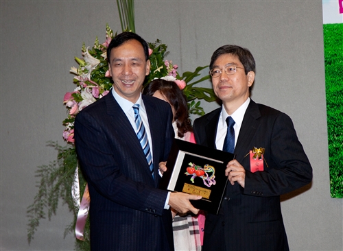 本校榮獲「100年度新北市進用身心障礙者績優單位」獎。