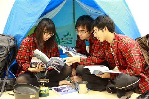 《抬頭仰望玉山》，為玉山最後衝刺催票。