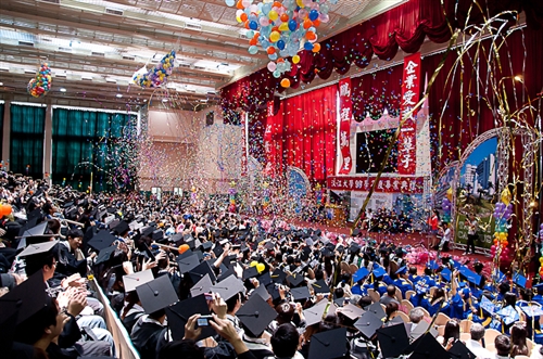 淡水校園舉行99學年度畢業典禮。