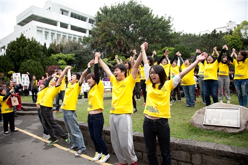 「日本甘巴嗲，淡江愛很大！」本校舉行關懷日本震災祝福音樂會。