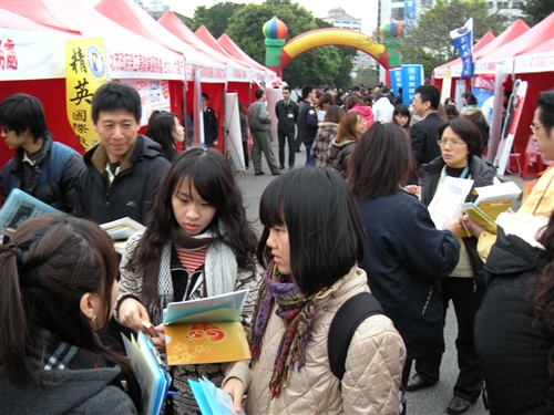 「舞動青春夢想起飛」校園系列徵才活動在本校起跑。