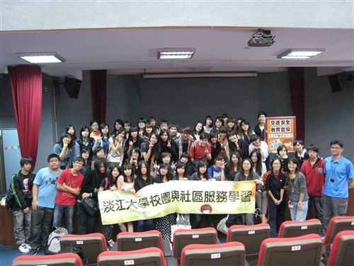 服務學習課程與社區相結合，宣導「交通安全」與「校園安全」。