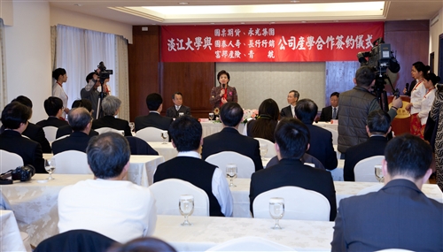 商學院與國內知名6家企業於台北圓山大飯店舉辦產學合作簽約儀式。