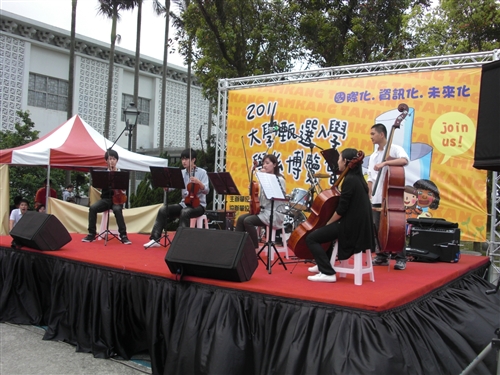 教務處舉辦首屆「2011大學甄選入學學系博覽會」，全方位服務考生。