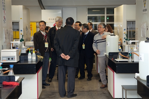 本校100年度校務自我評鑑，14位校外委員蒞校實地訪評。