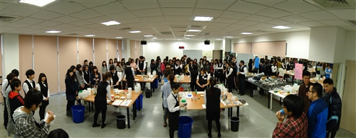 首屆旅遊與旅館管理學系飲品調製秀，展現專業水準。