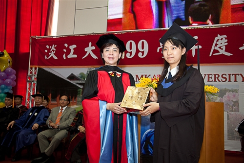 淡水校園舉行99學年度畢業典禮。