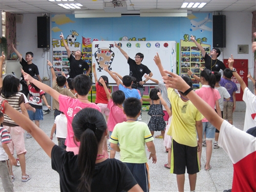 「築夢泰源、希望部落」暑期科學文化課輔營同學前進原鄉、散播關懷。