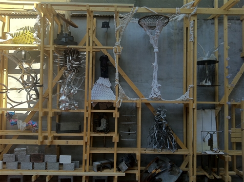 建築系師生在「URS127公店」以古物創作「視牆」，留下迪化街的歷史印記。