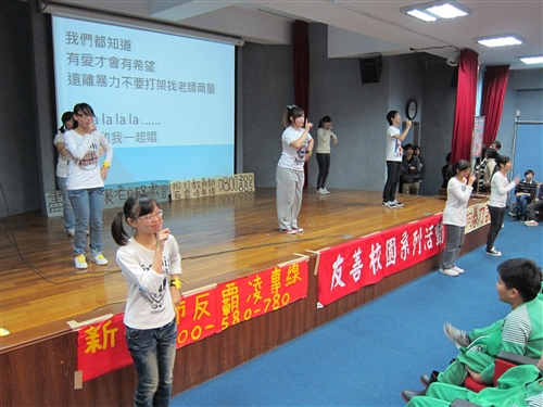 服務學習課程與社區相結合，宣導「交通安全」與「校園安全」。