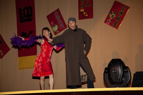 High到最高點：本校99年度歲末聯歡會在淡水校園熱鬧登場。