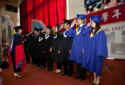 淡水校園舉行99學年度畢業典禮。