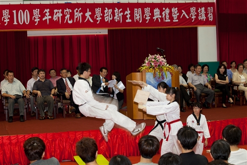 新淡江人登克難坡，100學年度新生開學典禮暨入學講習於淡水校園舉行。