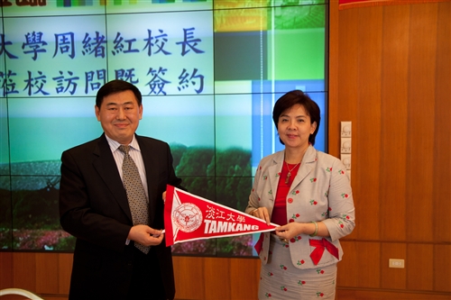 大陸蘭州大學校長周緒紅一行8人蒞校參訪。