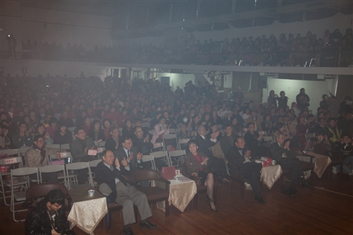 High到最高點：本校99年度歲末聯歡會在淡水校園熱鬧登場。