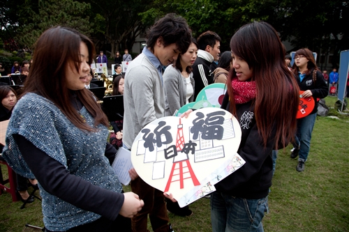 「日本甘巴嗲，淡江愛很大！」本校舉行關懷日本震災祝福音樂會。