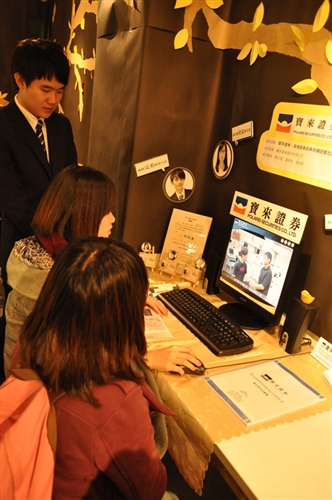 教育科技學系「十一度空間」畢業成果展，在淡水校園黑天鵝展示廳展出。