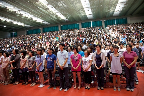 新淡江人登克難坡，100學年度新生開學典禮暨入學講習於淡水校園舉行。