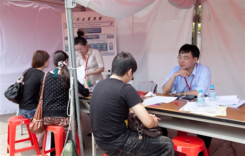 淡水校園舉辦畢業生就業媒合博覽會。