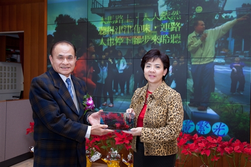 感謝與祝福，本校舉行99學年度第1學期榮退同仁歡送茶會。