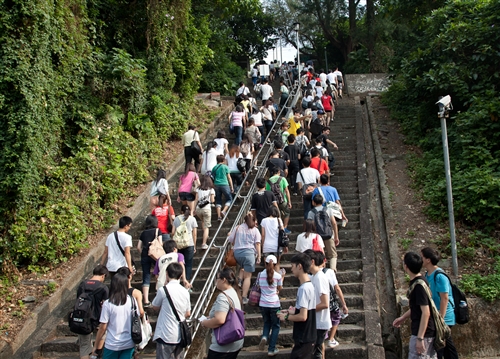 新淡江人登克難坡，100學年度新生開學典禮暨入學講習於淡水校園舉行。