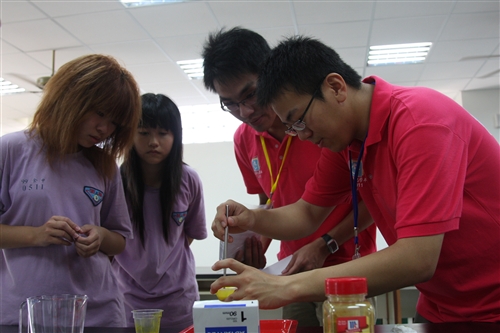 全國首部由本校化學系打造的「行動化學館」巡迴車前進澎湖島。