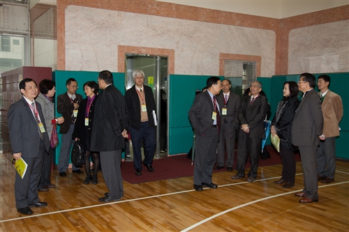 本校100年度校務自我評鑑，14位校外委員蒞校實地訪評。